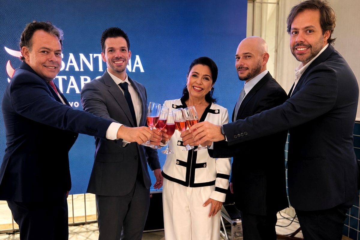 Teresa Tabosa e advogados do escritório brindam diante do painel da nova identidade visual