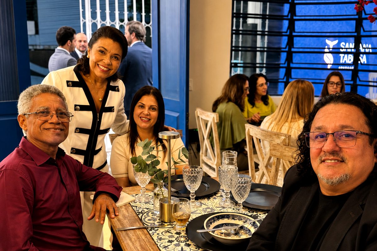 Convidados sentados às mesas durante o jantar de comemoração
